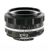 40mm_F2_0_Ultron-SL-II-S_schwarz_stehend.jpg