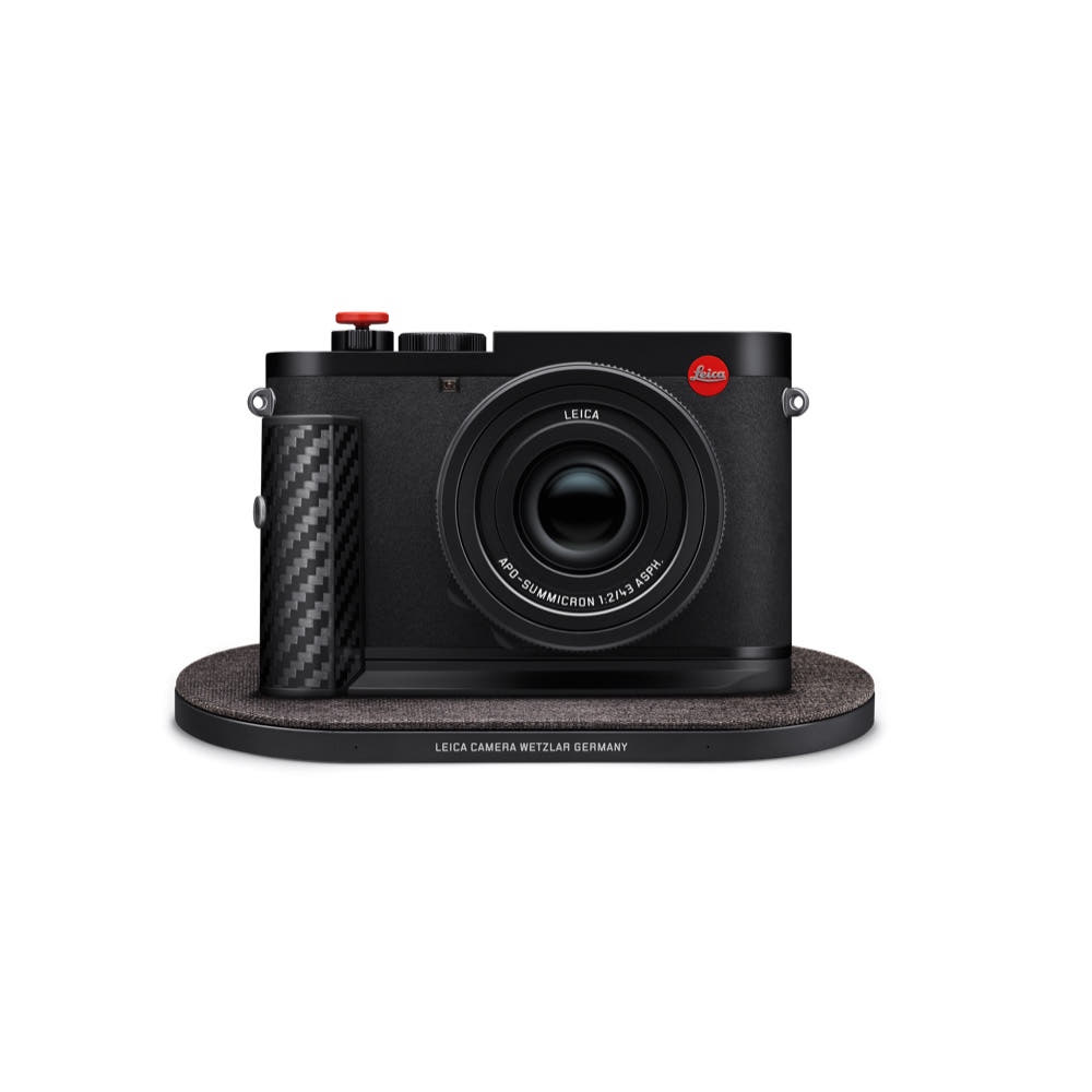 Leica_Q3_43_F1_Wireless_Charger-Native.jpg