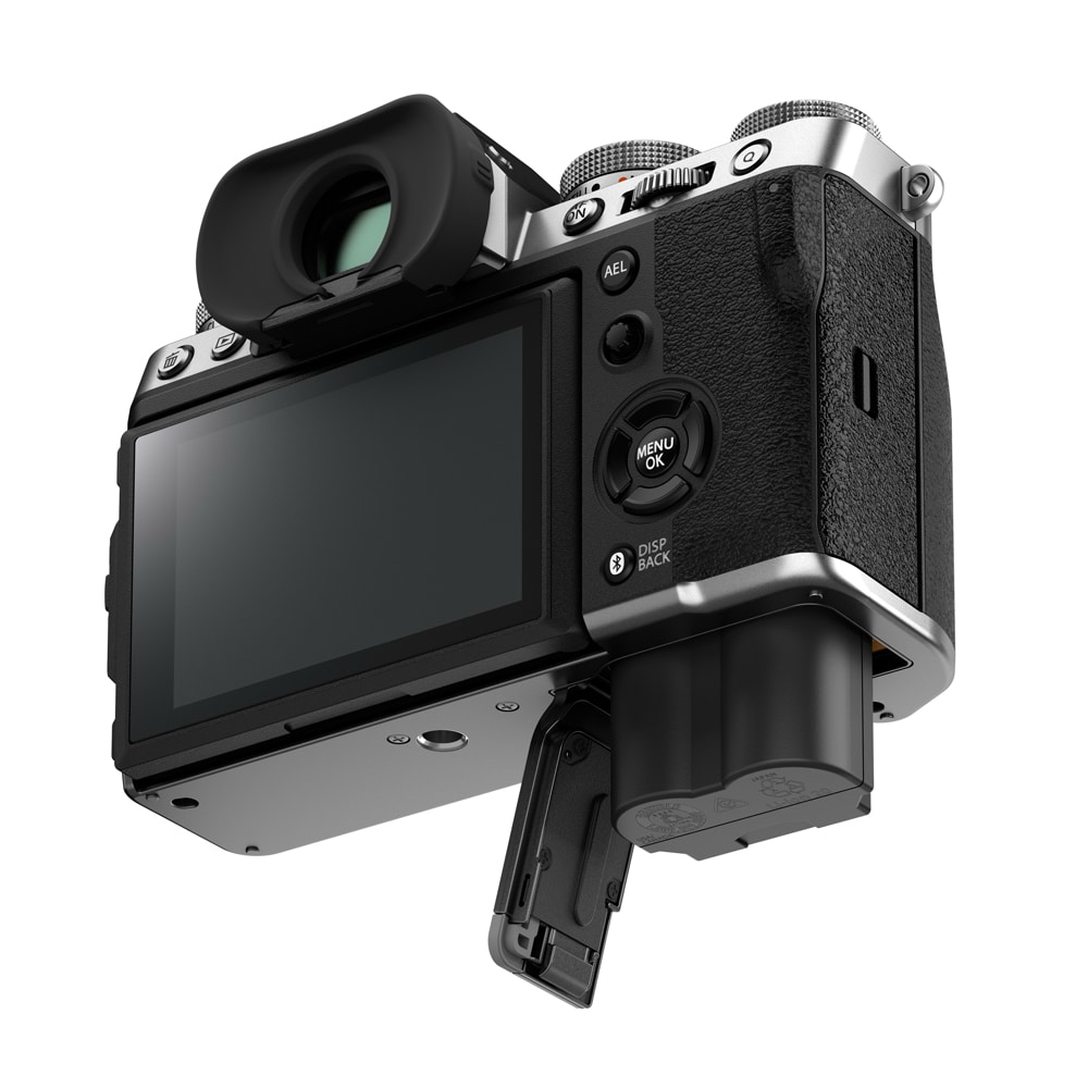 Fujifilm_X-T5_body_silver_02.jpg