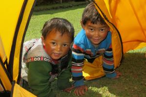 Neugierige Kinder