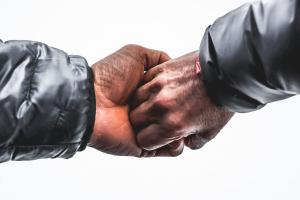 Hand in Hand nach der Arbeit