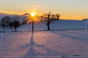 Die langen Schatten beim Sonnenuntergang in Rüeggisberg . . . und gleich wurde es bitter kalt.