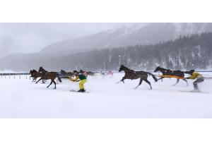 St.Moritz der See mag Pferde Zuschauer und noch mehr tragen