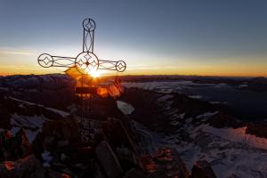 Sonnenaufgang auf dem Oberaarhorn (3629m) Sonnenaufgang auf dem Oberaarhorn (3629m)