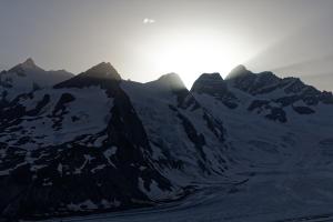 Letzte Sonnenstrahlen auf der Konkordiahütte/Blick auf Jungfrau Letzte Sonnenstrahlen auf der Konkordiahütte/Blick auf Jungfrau