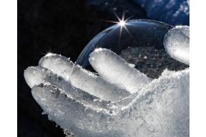 Warmes Licht in kalter Hand