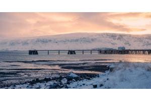 Verlassener Pier bei Niedrigwasser 