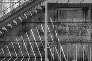 Gittertreppe in der Mittagssonne
