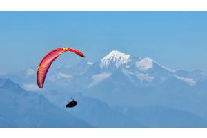 Weisshorn 4505 m mit Gleitschirmflieger Weisshorn 4505 m mit Gleitschirmflieger