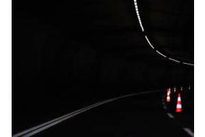 Rot und weiss - Baustelle im Tunnel
