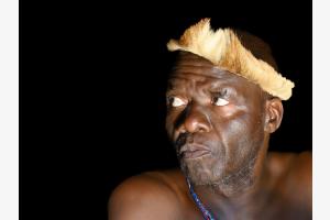Zulu mit traditionellem Kopfschmuck Zulu mit traditionellem Kopfschmuck