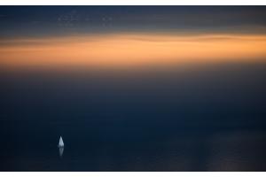 Sailing with a magical glow on the lake 