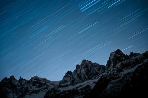 Sternenspuren über bergeller Bergen