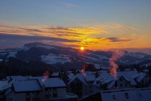 Winterlandschaft mit rotem Rauch