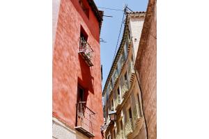 Farbenfrohe Gasse in der Metropolenstadt Madrid
