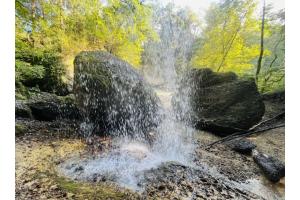 Hinter dem Wasserfall Hinter dem Wasserfall