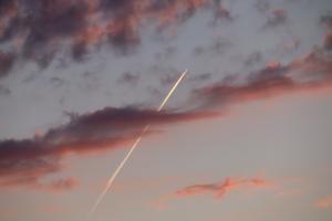 Flieger durch Wolken Flieger durch Wolken