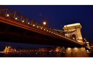 Budapest Kettenbrücke mit Parlamentsgebäude