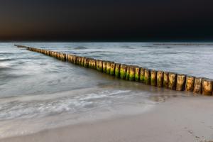 Hölzerne Buhnen an der Ostsee Hölzerne Buhnen an der Ostsee