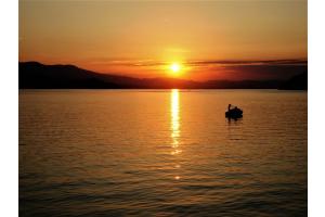 Fischerboot im Sonnenuntergang