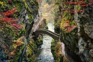 Brücke in der Areuse-Schlucht (NE)