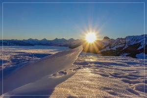 Vom Wind geformte Schneeskulptur auf dem oberen Gurnigel - Sonnenaufgang am kürzesten Tag, dem 21.12.21
