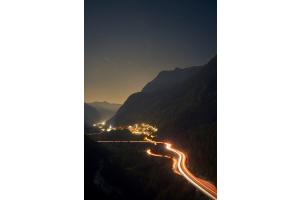 Strasse bei Nacht im Graubünden