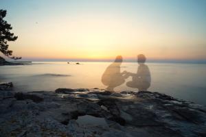 Zwei Geister am Meer