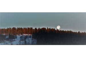 La pleine lune cède aux premiers rayons de soleil. Coïncidence rarissime du lever de jour du solstice hivernal et la trajectoire lunaire avec un ciel pur.
