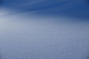 Schnee mit funkelnden Eiskristallen Schnee mit funkelnden Eiskristallen