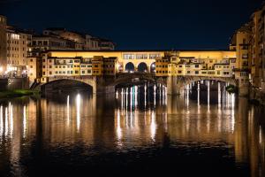 Lichtreflexionen der Ponte Vecchio, Firenze (Italien)