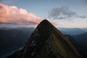 Wanderer über dem Berner Oberland