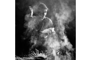 Vater und Sohn am Feuer (Burma)