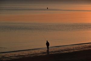 Fischer am abendlichen Strand von Concarneau, Bretagne Fischer am abendlichen Strand von Concarneau, Bretagne
