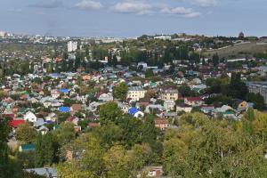 Farbenfrohe Dächer in Saratow an der Wolga, Russland