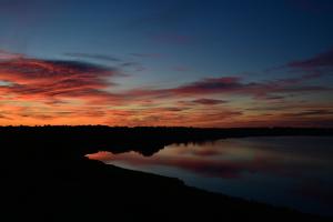 Sonnenaufgang über dem Étang de Vendres, Frankreich Sonnenaufgang über dem Étang de Vendres, Frankreich