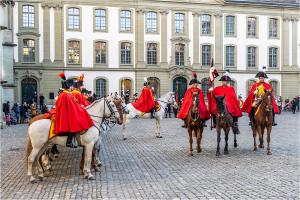 Ehrenformation Berner Dragoner 1779.  Nach dem alljährlichen Neujahrsempfang im Bundeshaus haben die Berner Dragoner das Honneur à l'Etat auf dem Münsterplatz.