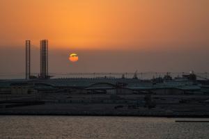 Sonnenuntergang über dem Port Rashid (Dubai) Sonnenuntergang über dem Port Rashid (Dubai)