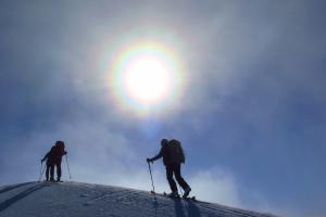 Auf Skitour der Sonne entgegen Auf Skitour der Sonne entgegen