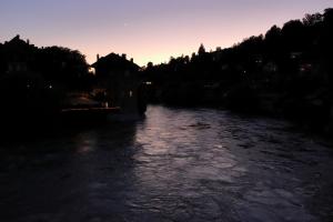 Der Aare entlang