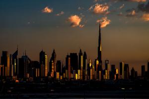 Die letzten Sonnenstrahlen spiegeln sich in der Skyline von Dubai Die letzten Sonnenstrahlen spiegeln sich in der Skyline von Dubai