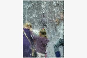 Menschen am Brunnen Menschen am Brunnen