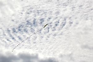 Wolkenmuster und fliegender Drachen