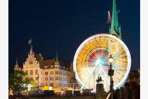 Riesenrad vor dem Zürcher Rathaus am Zürifäscht