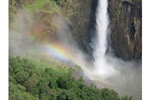 Wasserfall mit Regenbogen Wasserfall mit Regenbogen