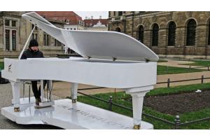 Strassen Pianist