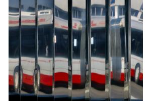 Busspiegelung in Alufassade des Busterminals