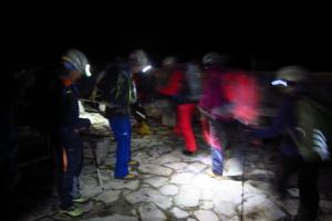 Mit Stirnlampen Start in die Dunkelheit Mit Stirnlampen Start in die Dunkelheit
