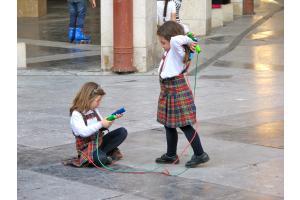 Spielende Kinder in Spanien