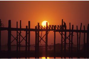 Sonnenuntergang an der U-Bein Brücke in Myanmar Sonnenuntergang an der U-Bein Brücke in Myanmar